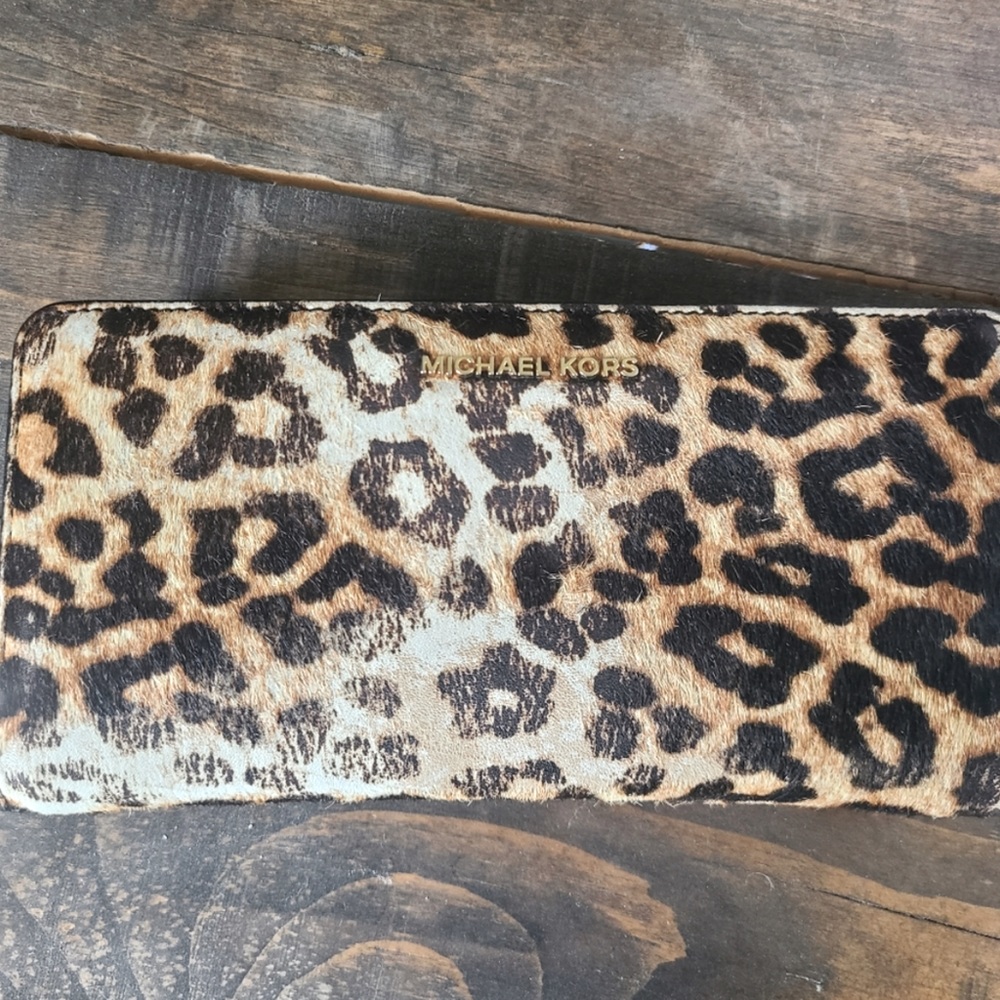 RE-POSHING -
Michael Kors Jet Set Travel Leopard Printed Wallet